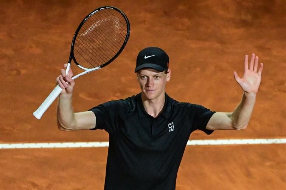 Luego de cumplir una suspensión de tres meses, Jannik Sinner está de regreso y venció 6-3 y 6-4 a Mariano Navone en el Abierto de Italia.