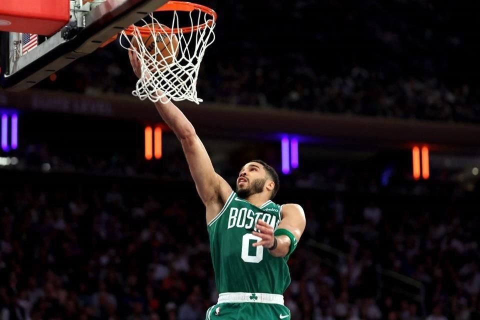 Jayson Tatum comandó el triunfo del aún campeón.