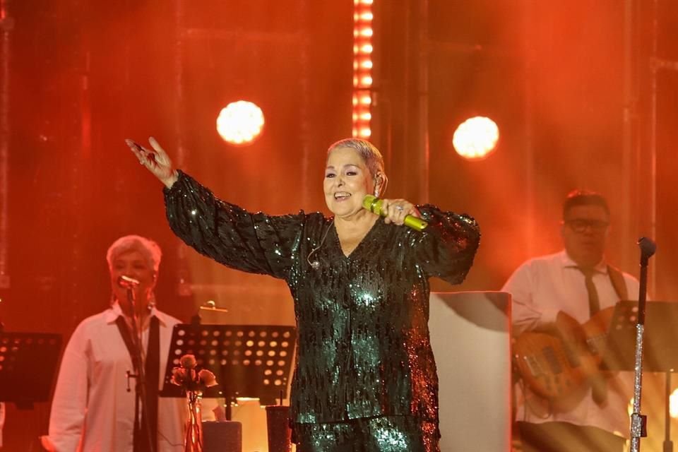 D'Alessio las complació a todas, pues además de sus éxitos quiso agradecer a dios cantando la alabanza 'Dios Me Ama'.