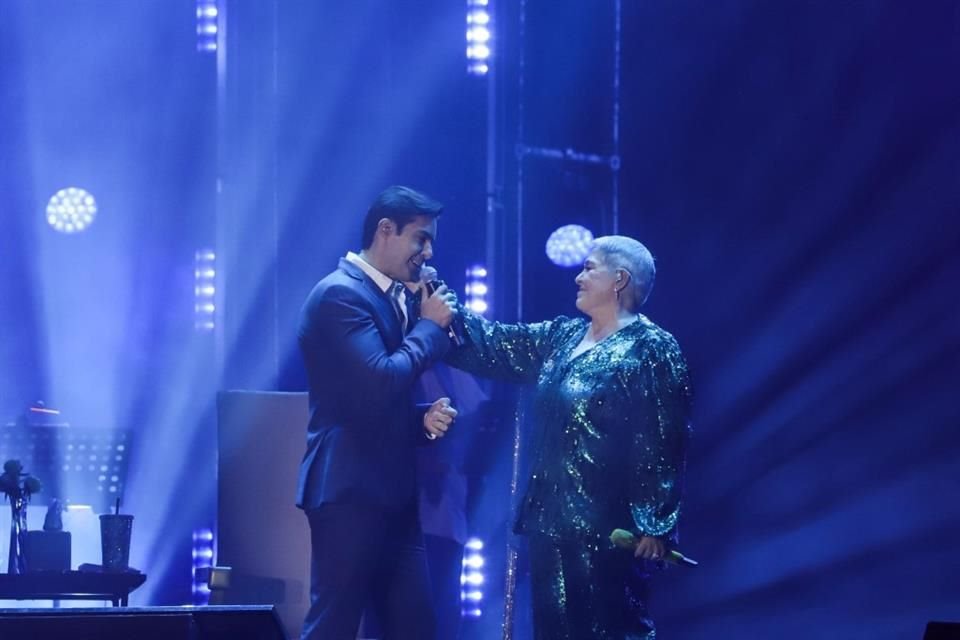 Lupita D 'Alessio subió a sus hijos para que cantaran con ella.