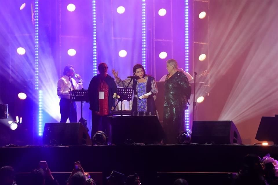 Clara Brugada, la Jefa de Gobierno, apareció en el entarimado.