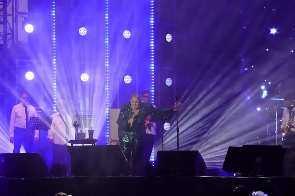 El show empezó puntual.