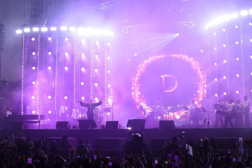 En todo momento D'Alessio, que en marzo canceló conciertos por un cuadro viral, lució conmovida por el ímpetu de los presentes y agradecida por poder despedirse a lo grande.