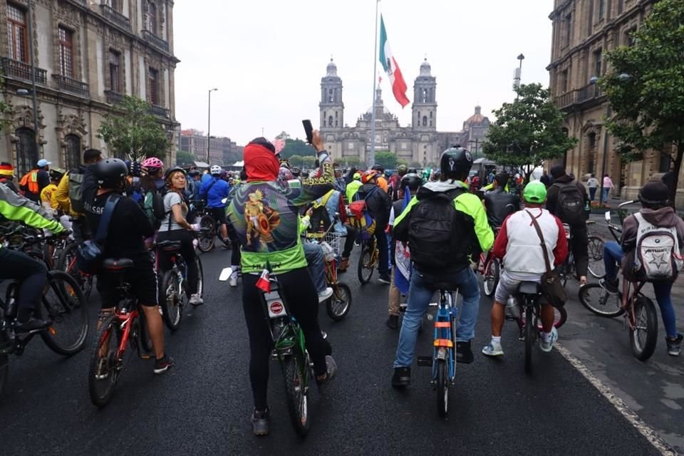 Manubrio con manubrio, los ciclistas finalizaron el trayecto ingresando al Zócalo por la Calle 20 de Noviembre.