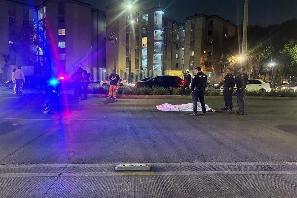 El hombre arrollado viajaba en una bicicleta roja y tenía tatuajes en diversas partes del cuerpo.