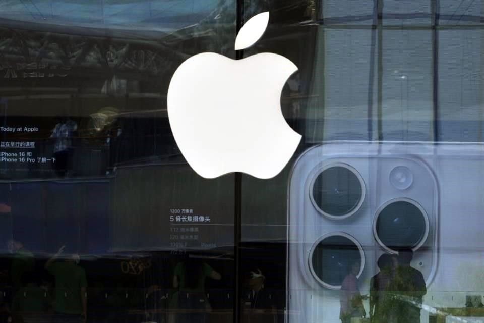 Apple lanzó la versión beta pública de su próximo sistema operativo para iPhone, iOS 26, que permite a los usuarios de iPhone recientes previsualizar cómo cambiará la interfaz del dispositivo.