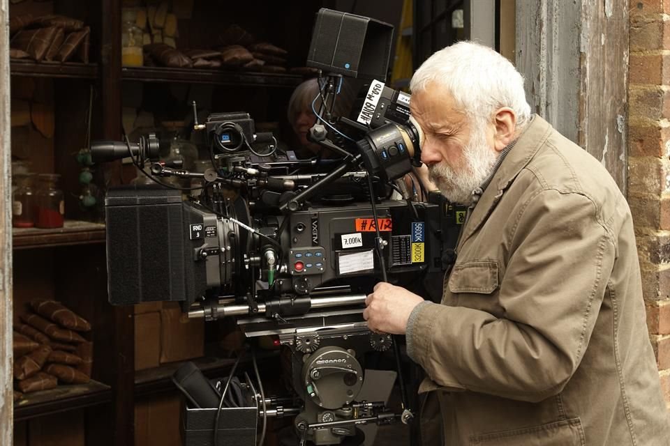 La carta, firmada también por el cineasta Mike Leigh, exige que la BBC transmita el documental 'Gaza: Medics Under Fire', el cual ha sido retrasado varias veces por motivos de supuesta censura.