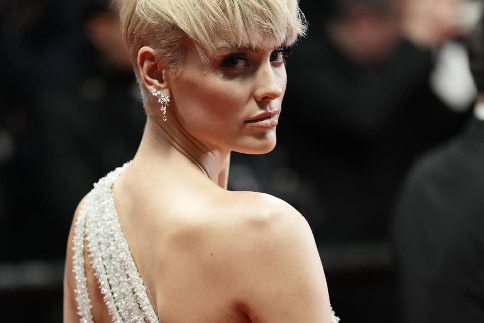La política de 'sin camisa, sin servicio' es habitual en lugares menos glamorosos que Cannes, pero este cambio generó gran atención este lunes debido a la reciente tendencia de vestidos transparentes.