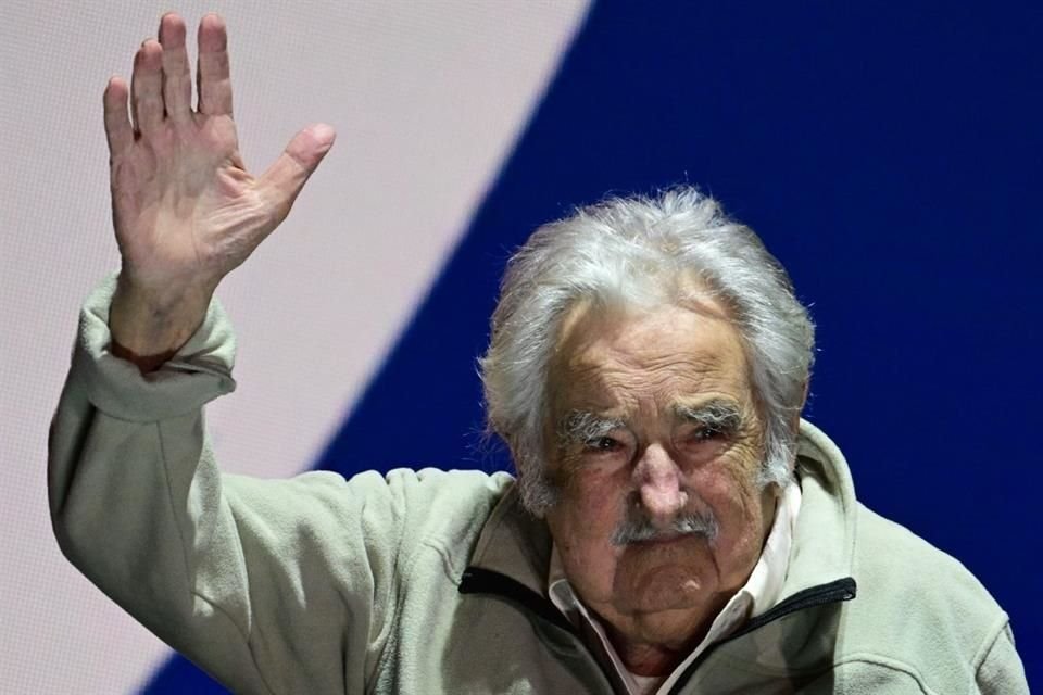 El ex Presidente José Mujica saluda a seguidores en un evento en Montevideo el 19 de octubre del 2024.