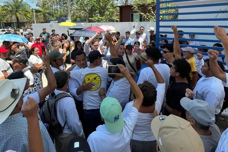 Estudiantes del Instituto Tecnológicos de Balancán celebran el regreso a clases, tras acordar una auditoría a la gestión universtiaria.