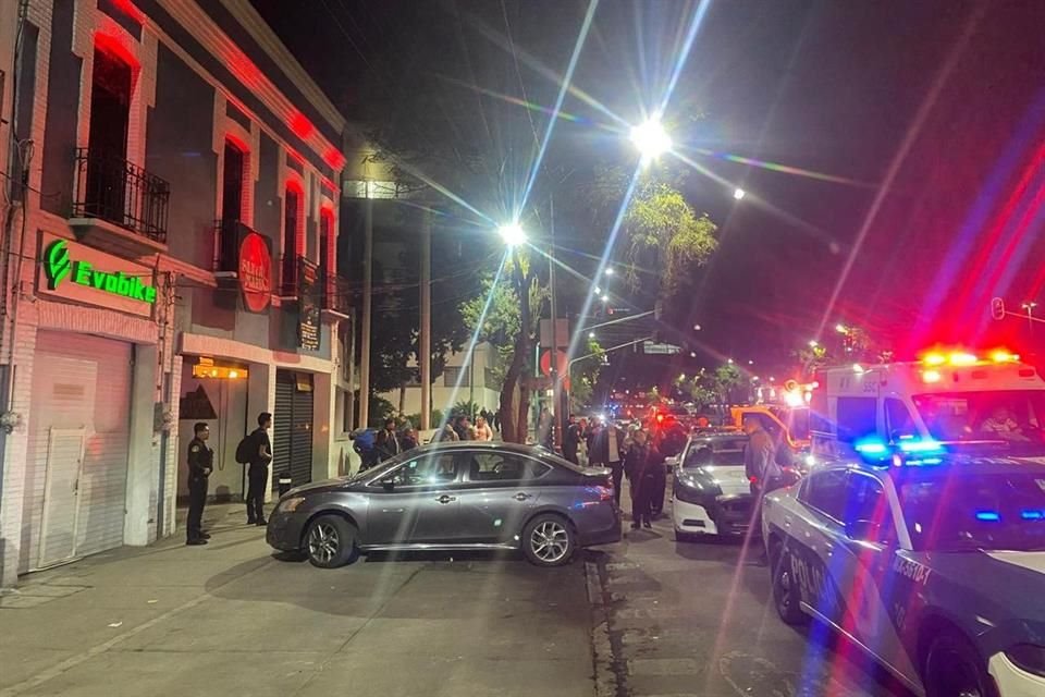 Dos hombres murieron y tres personas resultaron lesionadas durante un tiroteo en un bar de Santa María La Ribera; los agresores huyeron en moto.
