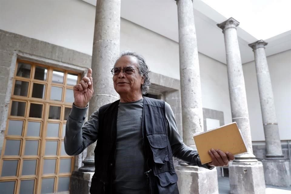 A sugerencia del periodista Manuel Becerra Acosta, su jefe en el Unomásuno, Valtierra lleva siempre consigo un libro.