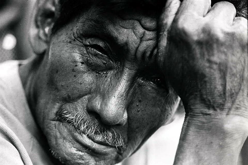 La muestra retrata el fenómeno del desplazamiento forzoso, a causa de los conflictos armados, como en esta imagen titulada 'Un refugiado guatemalteco (1982)', en la frontera Echeverría, Chiapas.
