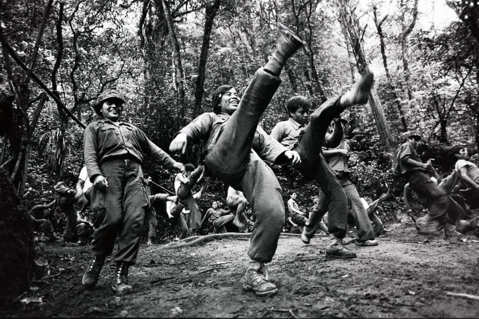 'Volver a la tierra del quetzal' documenta el movimiento armado que vivió Guatemala a principios de los 80; sobre estas líneas 'Entrenamiento (1982)'.