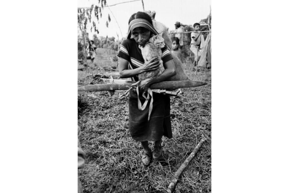 El fotorreportero siguió a las personas que abandonaban sus casas apenas con lo que llevaban puesto y pasaban días caminando en la selva en busca de refugio. Esta imagen fue tomada en Frontera Echeverría, Chiapas, en 1982.
