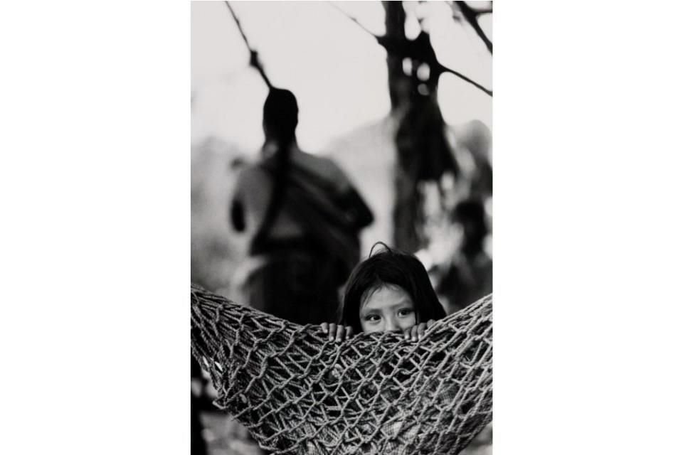 En un campo clandestino de refugiados, emerge la mirada inocente de una niña captada por la cámara de Pedro Valtierra en 1982, en Chiapas.