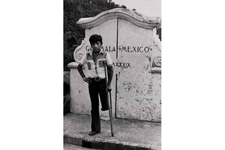 La muestra 'Volver a la tierra del quetzal', de Pedro Valtierra, se exhibe hasta julio en el Centro de la Imagen (Plaza de la Ciudadela 2, Centro). La foto sobre estas líneas fue tomada en la Frontera México-Guatemala, en 1982; no tiene título. 