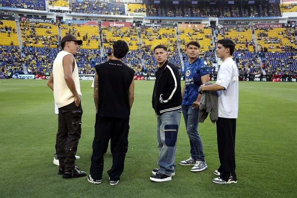 Algunos elementos del primer equipo de América se dejaron ver en la cancha antes de iniciar el partido.