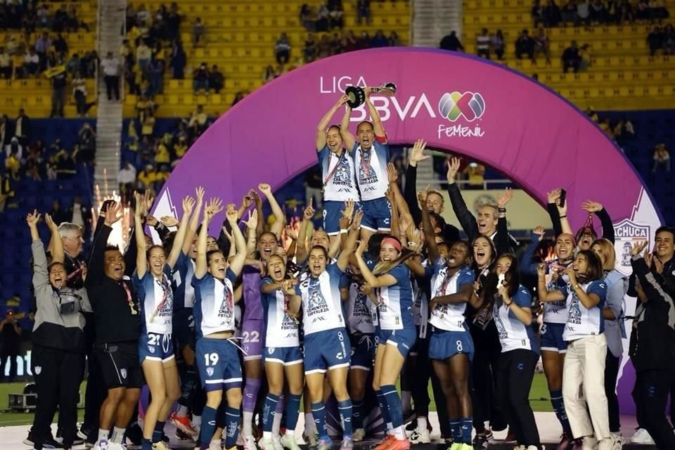 Las Tuzas celebrando en casa del América.