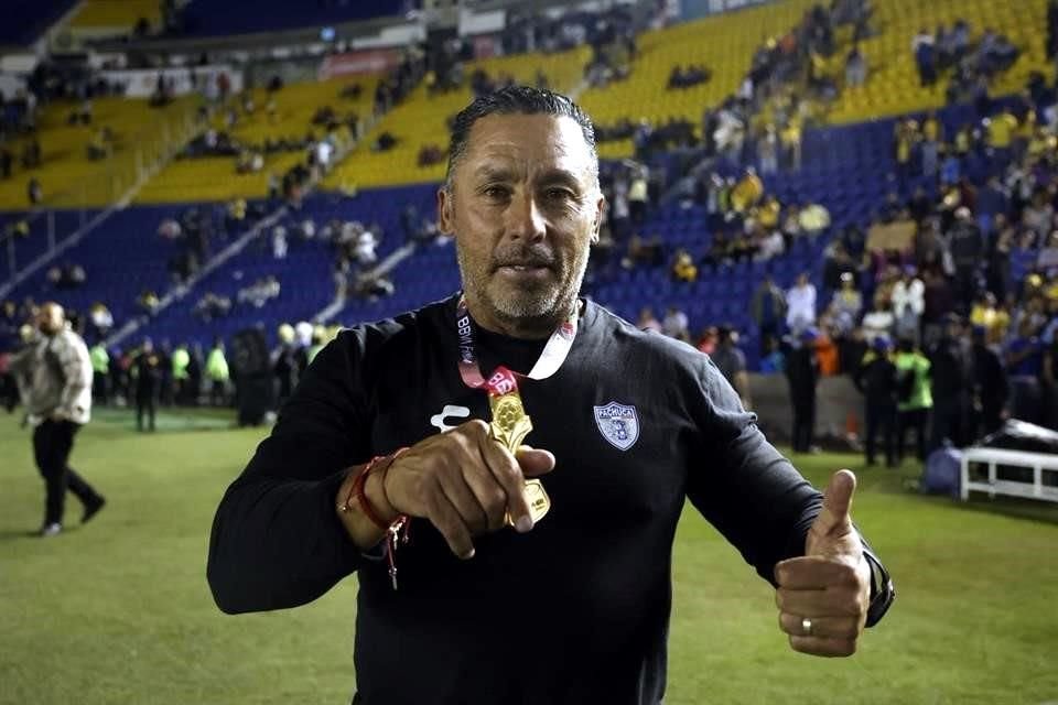 Torres presumiendo su medalla de campeón.