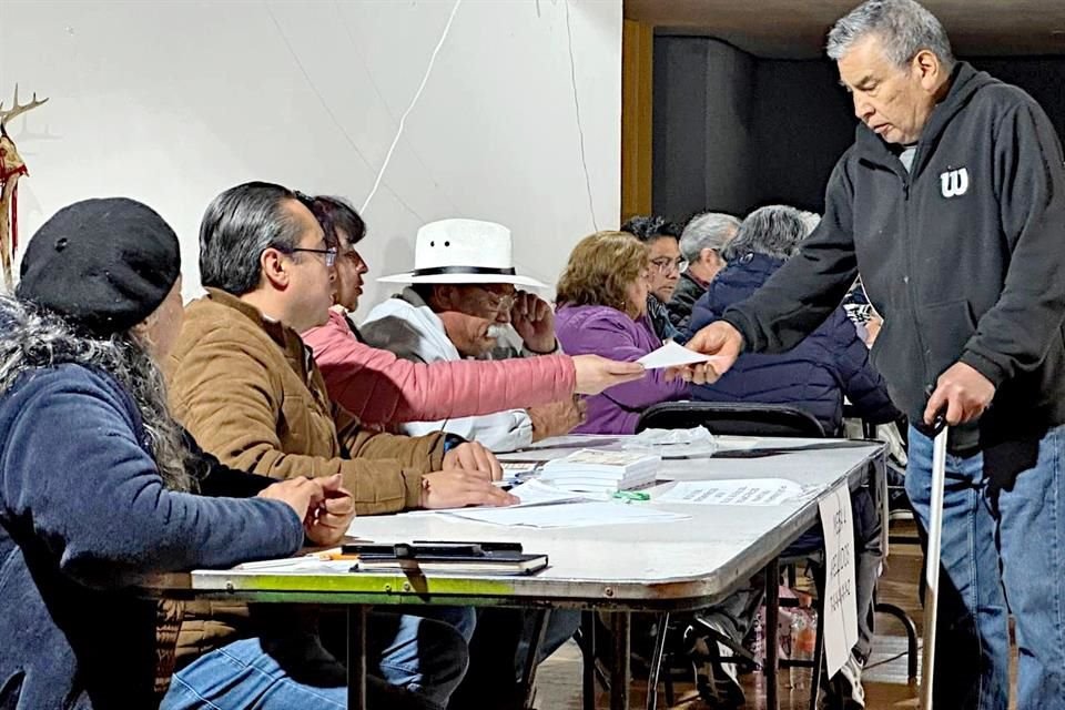 Casi mil 300 integrantes de la comunidad participaron en la consulta el domingo.