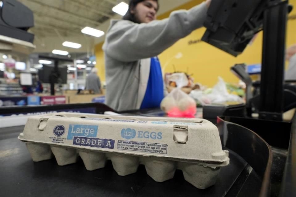 En marzo, los precios de los huevos en Estados Unidos habían subido a un récord de 6.23 dólares por docena.
