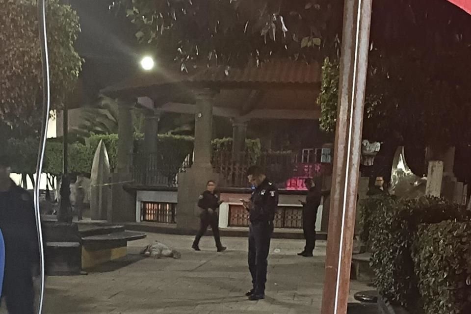 Según reportes preliminares, varios sujetos le dispararon a la pareja mientras se encontraba frente al kiosko y luego huyeron en motocicletas.
