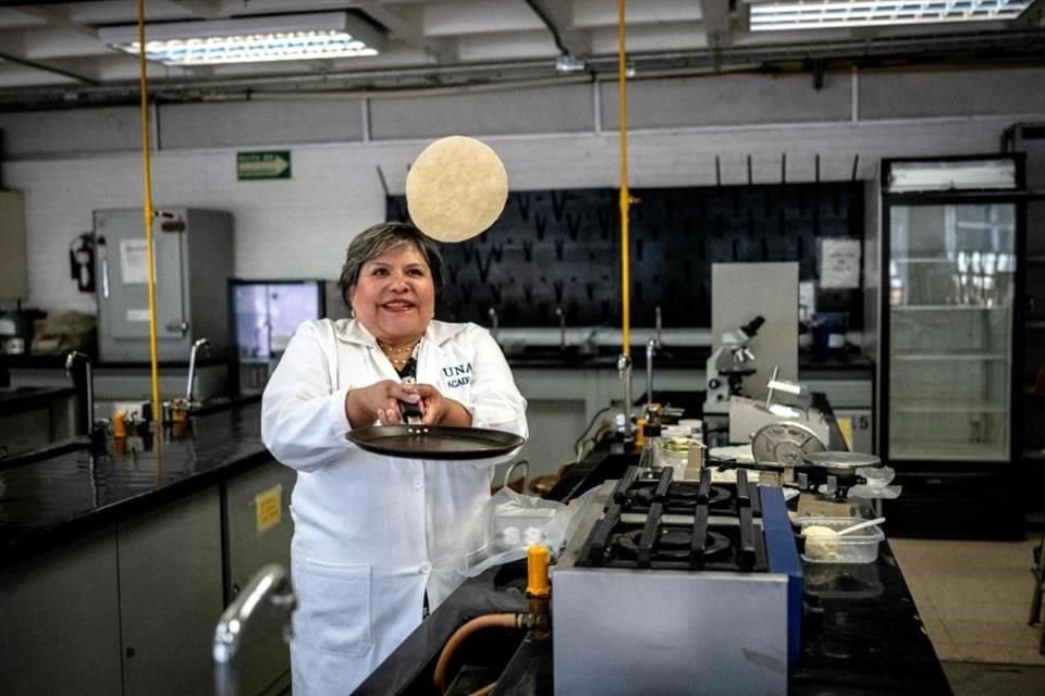 La ingeniera bioquímica Raquel Gómez Pliego muestra su tortilla de harina, desarrollada en el Laboratorio de Microbiología Industrial de la FES Cuautitlán de la UNAM.