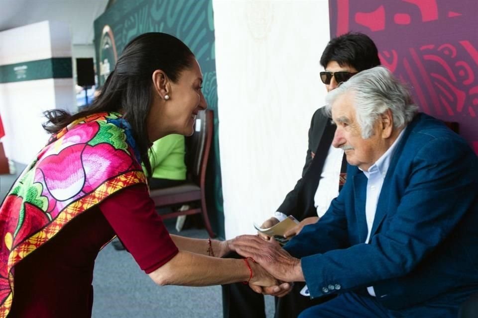 La Mandataria envió su pésame a familiares, amigos y al pueblo de Uruguay.
