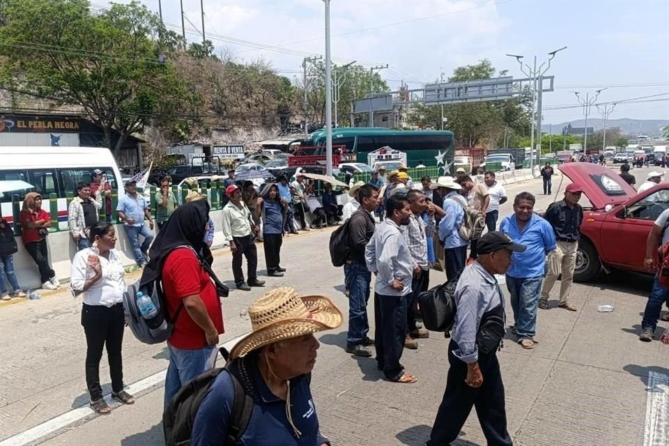 El cierre de la vía es a la altura del kilómetro 272.