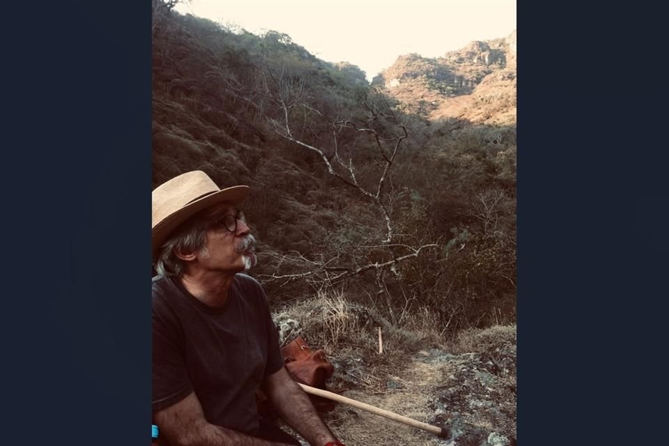 Desde hace 8 años, el dibujante se mudó al pueblo de San Andrés de la Cal, en el municipio de Tepoztlán. Vive en las faldas del Cerro del Chalchitépetl (en la imagen).