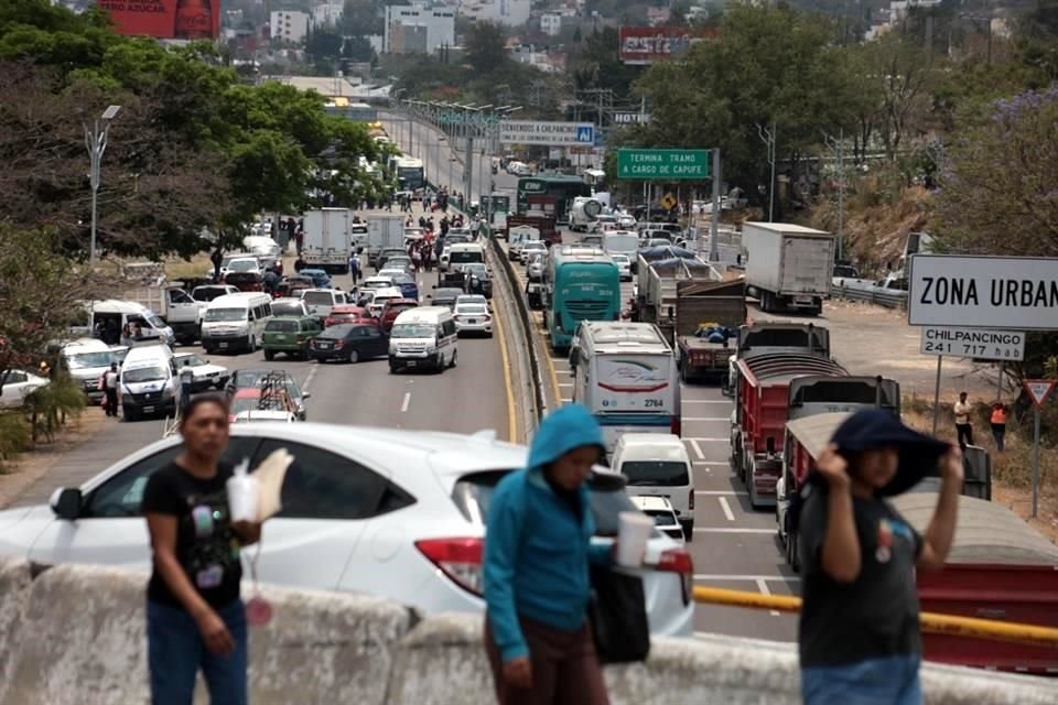 El cierre de la Autopista Acapulco- Cuernavaca ha provocado kilómetros de filas de vehículos en ambos sentidos.