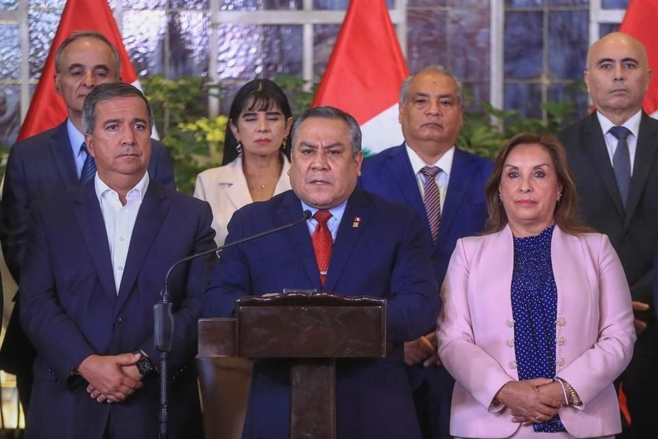 El Primer Ministro peruano, Gustavo Adrianzén, renunció el martes, un día antes de una audiencia de censura en su contra.