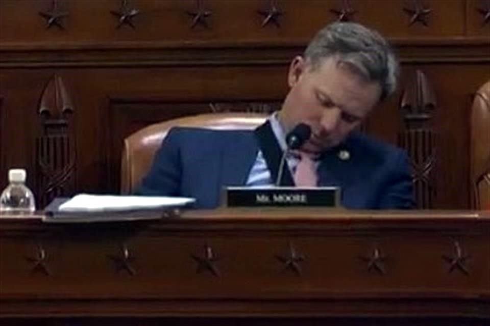 El congresista de Utah Blake Moore se viralizó por quedarse dormido durante una sesión maratónica en la Cámara de Representantes.