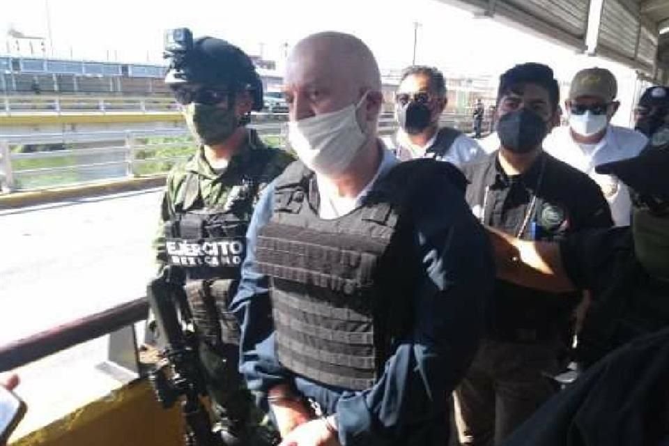El otrora líder del Cártel de Tijuana vestía una chamarra azul debajo del chaleco antibalas que le pusieron autoridades mexicanas.