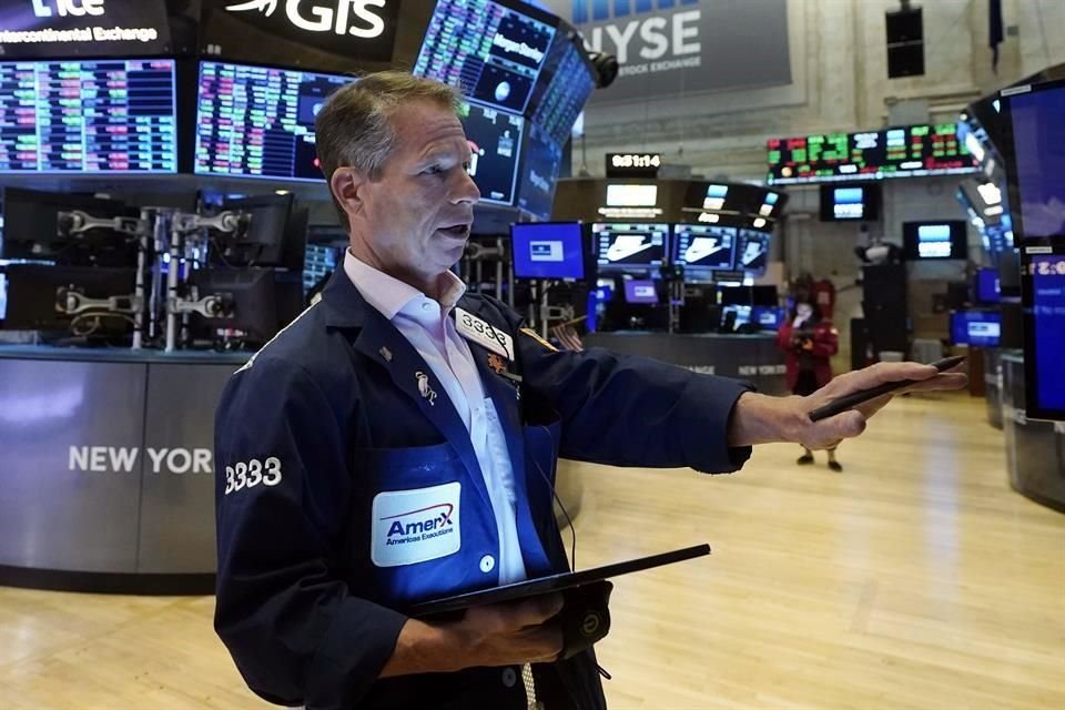 El Dow Jones subió 0.61 por ciento, a 35 mil 335.71 puntos; el S&P avanzó 0.85 por ciento, a 4 mil 479.53 unidades, y el Nasdaq sumó 1.55 por ciento, a 14 mil 942.65 enteros.