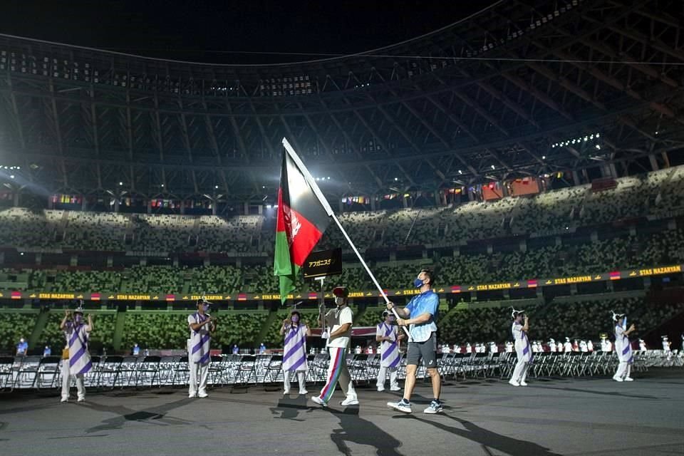 Además, la bandera de Afganistán fue paseada por un voluntario pese a que la delegación no pudo llegar a Tokio.