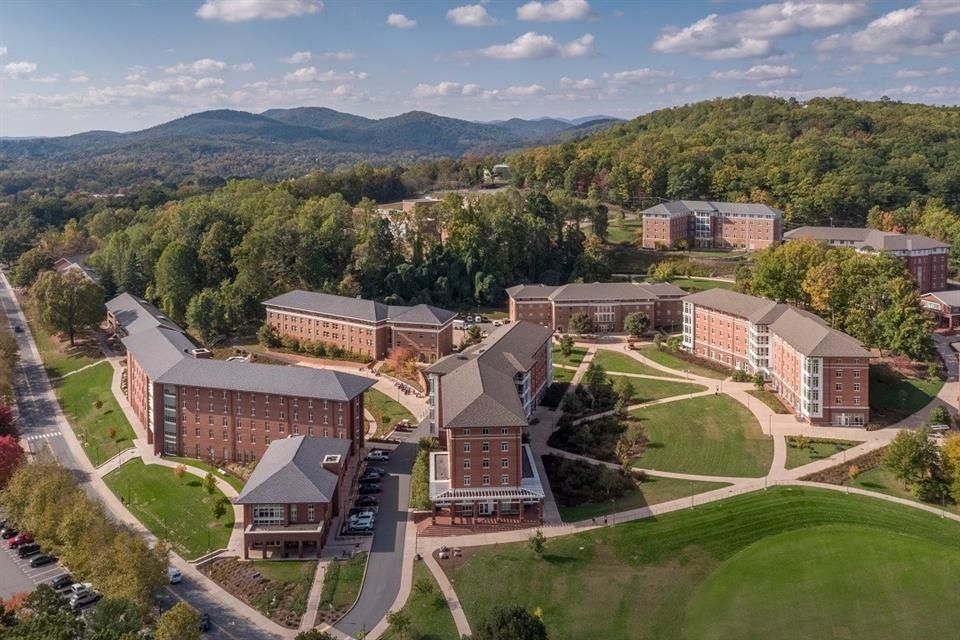 La Universidad de Virginia, en EU, dio de baja a 238 alumnos por no estar vacunados contra Covid-19 para el regreso a clases presenciales.