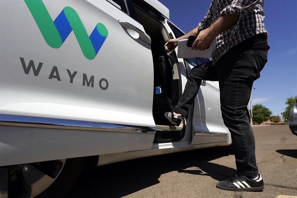 Waymo es la única empresa estadounidense que opera robotaxis autónomos que cobran. 