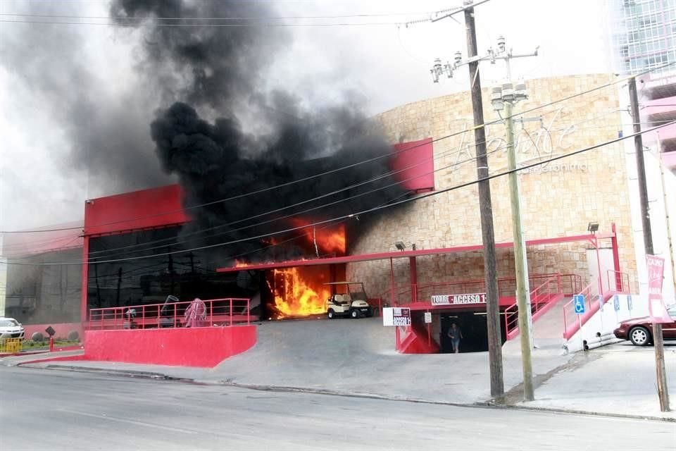 Un grupo armado incendió el Casino Royale y provocó la muerte de 52 personas inocentes.