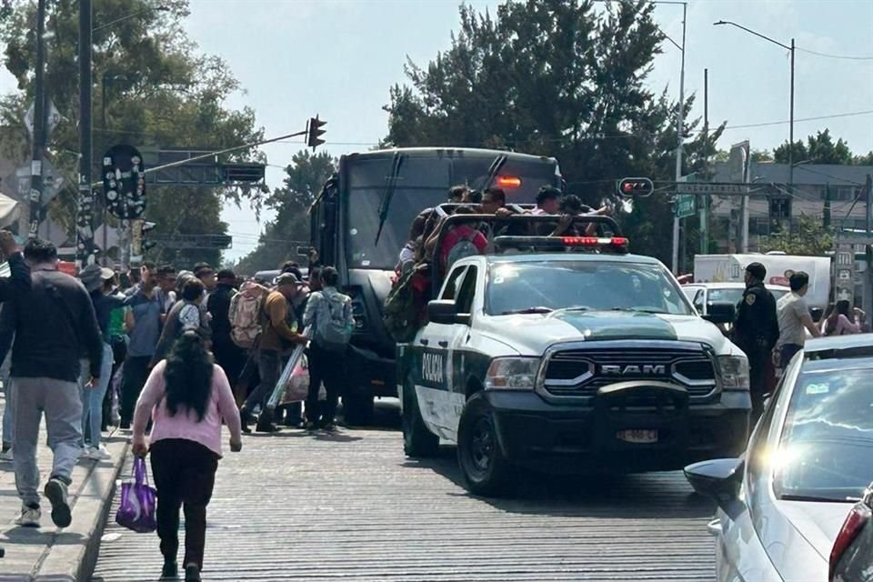 Elementos de la SSC apoyan a los usuarios afectados de la Línea B del Metro.