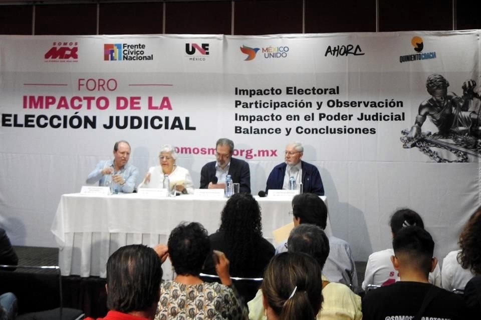 El foro fue organizado por la agrupación Somos MX, que busca ser partido político.