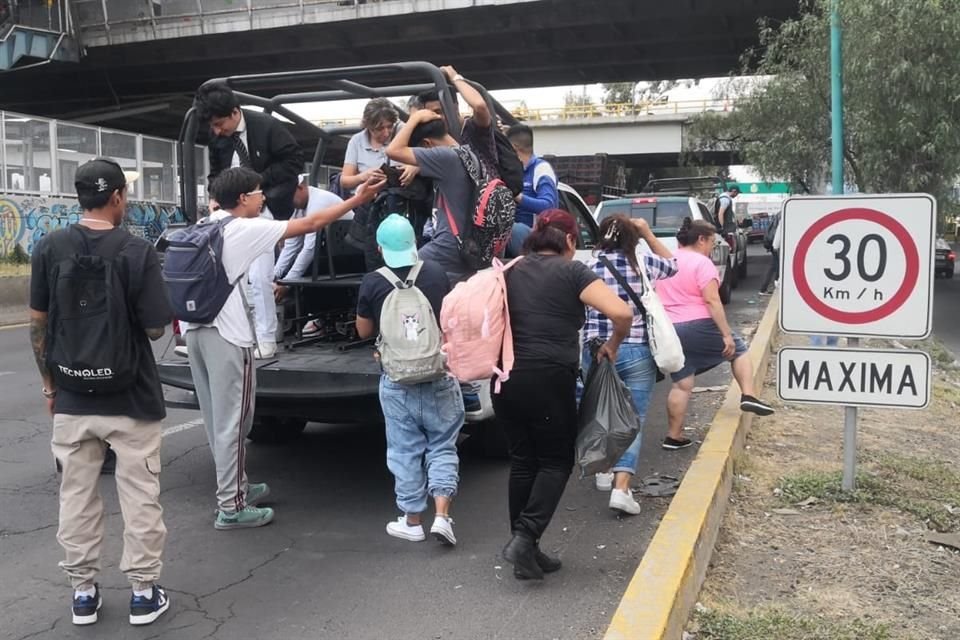 En otras estaciones, unidades de la Secretaría de Seguridad Ciudadana y del RTP continúan realizando servicio de apoyo para trasladar a los viajeros.