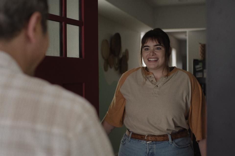 Lily (Barbie Ferreira) trata de conversar con su papá. Pero su progenitor la ignora mientras parlotea sin cesar; le enseña fotos de Facebook de mujeres que quiere conquistar.