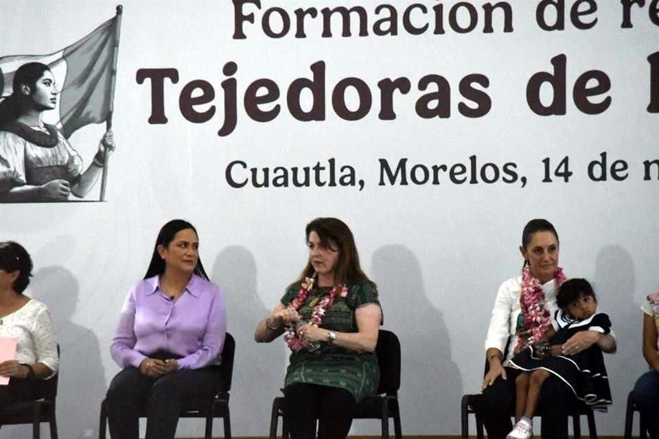 La Mandataria federal inauguró la formación de redes 'Tejedoras de la Patria'.