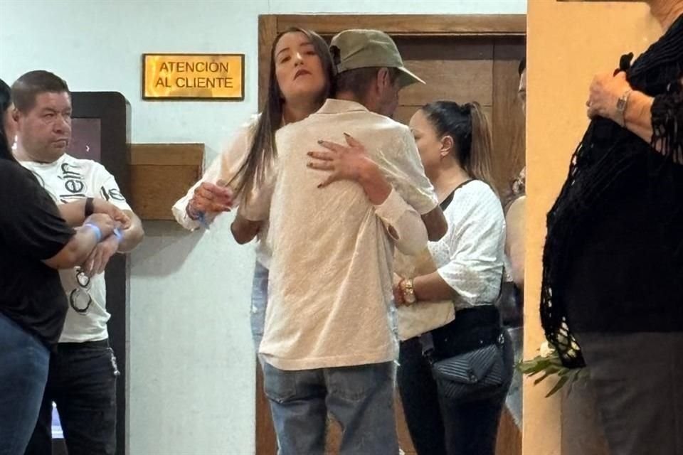 Familiares y amigos de Valeria Márquez, la joven tiktoker asesinada ayer en Zapopan, se reunieron para velarla en una funeraria de GDL.