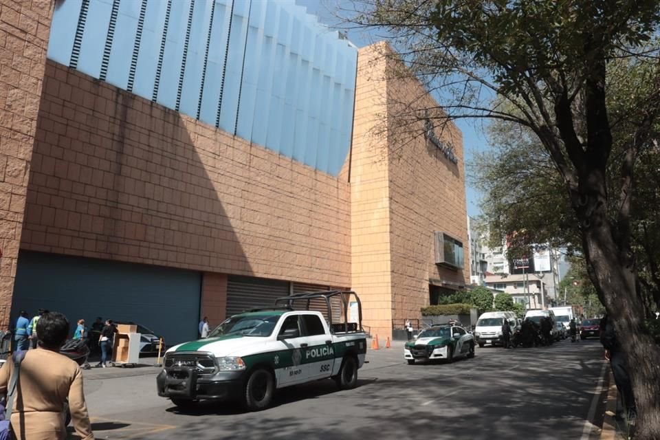 Según reportes preliminares, el accidente ocurrió mientras el hombre daba mantenimiento a un plafón dentro de la tienda departamental.