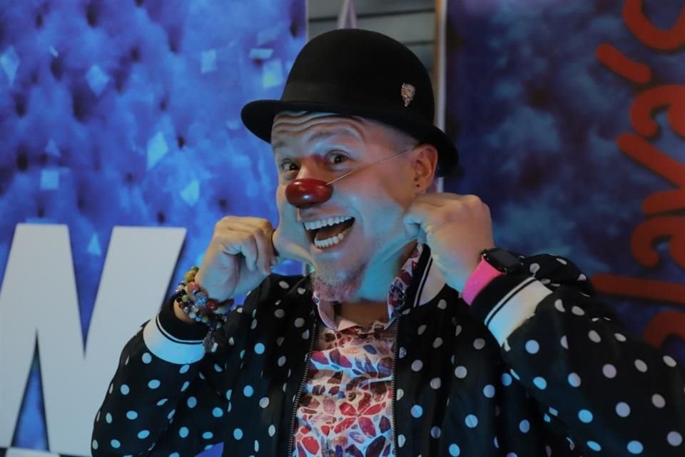 El espectáculo clown 'Slava's Snowshow' estrenó su temporada en CDMX y reunió a varios famosos en su alfombra roja.