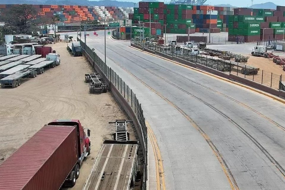 La aduana de Manzanillo retomó sus operaciones, luego que agentes de la GN realizaron operativo para desalojar a quienes bloqueaban accesos.