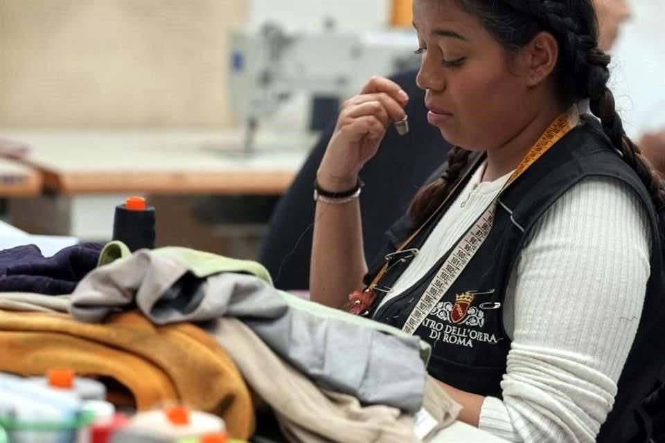 Un equipo de costureras,  comandado por Anna Biagiotti, directora de vestuario, se encarga de recrear los atuendos de época.